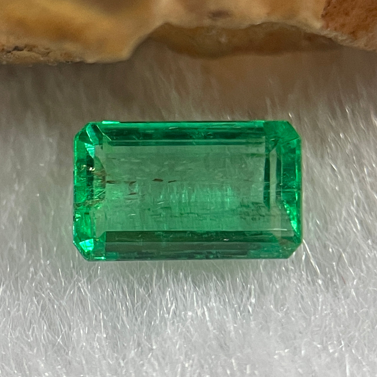 Natural Colombia Green Emerald (Beryl) Cut-Cornered Rectangular step cut 0.84ct 6.9 by 4.2 by 3.1mm - Huangs Jadeite and Jewelry Pte Ltd