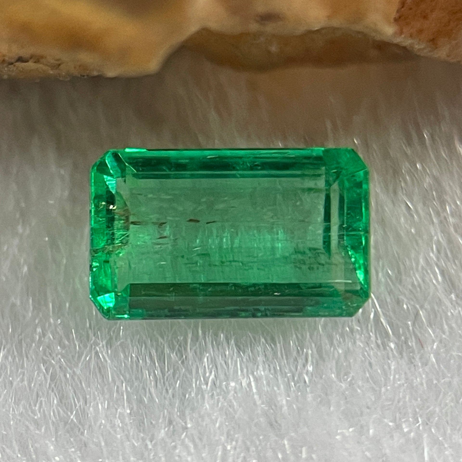 Natural Colombia Green Emerald (Beryl) Cut-Cornered Rectangular step cut 0.84ct 6.9 by 4.2 by 3.1mm - Huangs Jadeite and Jewelry Pte Ltd