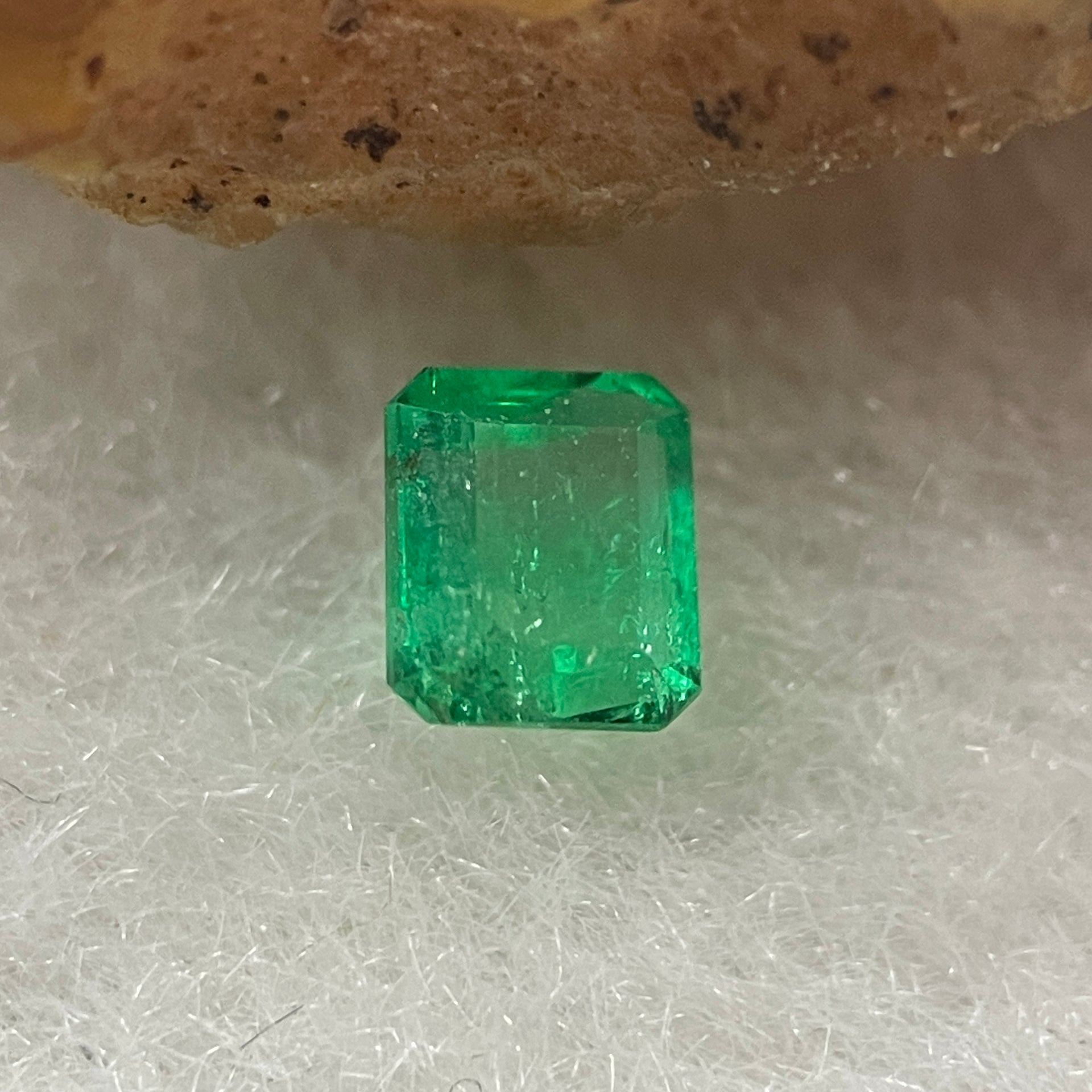 Natural Colombia Vivid Green Emerald (Beryl) Cut-Cornered Rectangular Step cut 0.40ct 4.3 by 3.7 by 2.8mm - Huangs Jadeite and Jewelry Pte Ltd