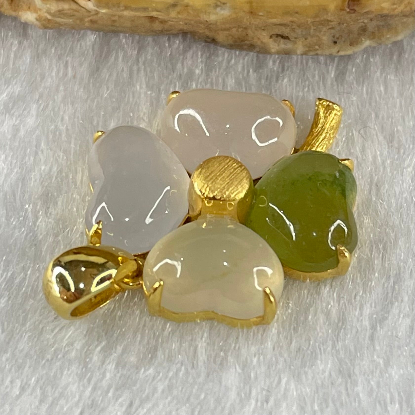 Type A Semi Icy Colourless to Faint Yellow Faint Lavender and Green Jadeite 4 Leafs Clover with Diamonds in 18K Yellow Gold Pendant 3.05g 5.5 by 8.0 by 3.5mm 4pcs - Huangs Jadeite and Jewelry Pte Ltd