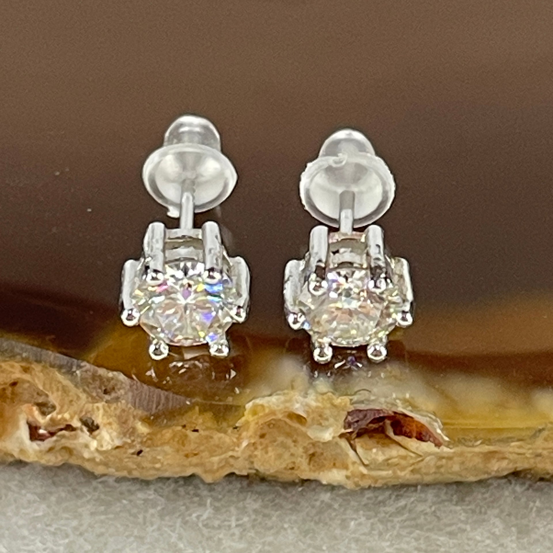 0.5 Ct Colourless Round Brilliant Diameter 5.0mm D VVS1 Excellent Cut Excellent Polish Excellent Symmetry None Florescence Moissanite in S925 Silver Earrings GRA 218444637 - Huangs Jadeite and Jewelry Pte Ltd