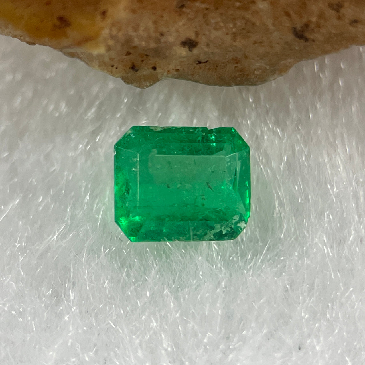 Natural Colombia Vivid Green Emerald (Beryl) Cut-Cornered Rectangular  Step cut 0.48ct 5.2 by 4.3 by 2.9mm - Huangs Jadeite and Jewelry Pte Ltd