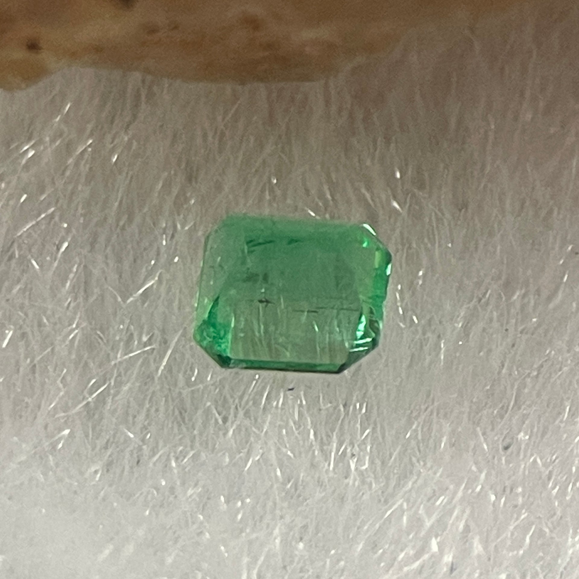 Natural Colombia Vivid Green Emerald (Beryl) Cut-Cornered Rectangular Step cut 0.08ct 2.7 by 2.0 by 1.8mm - Huangs Jadeite and Jewelry Pte Ltd