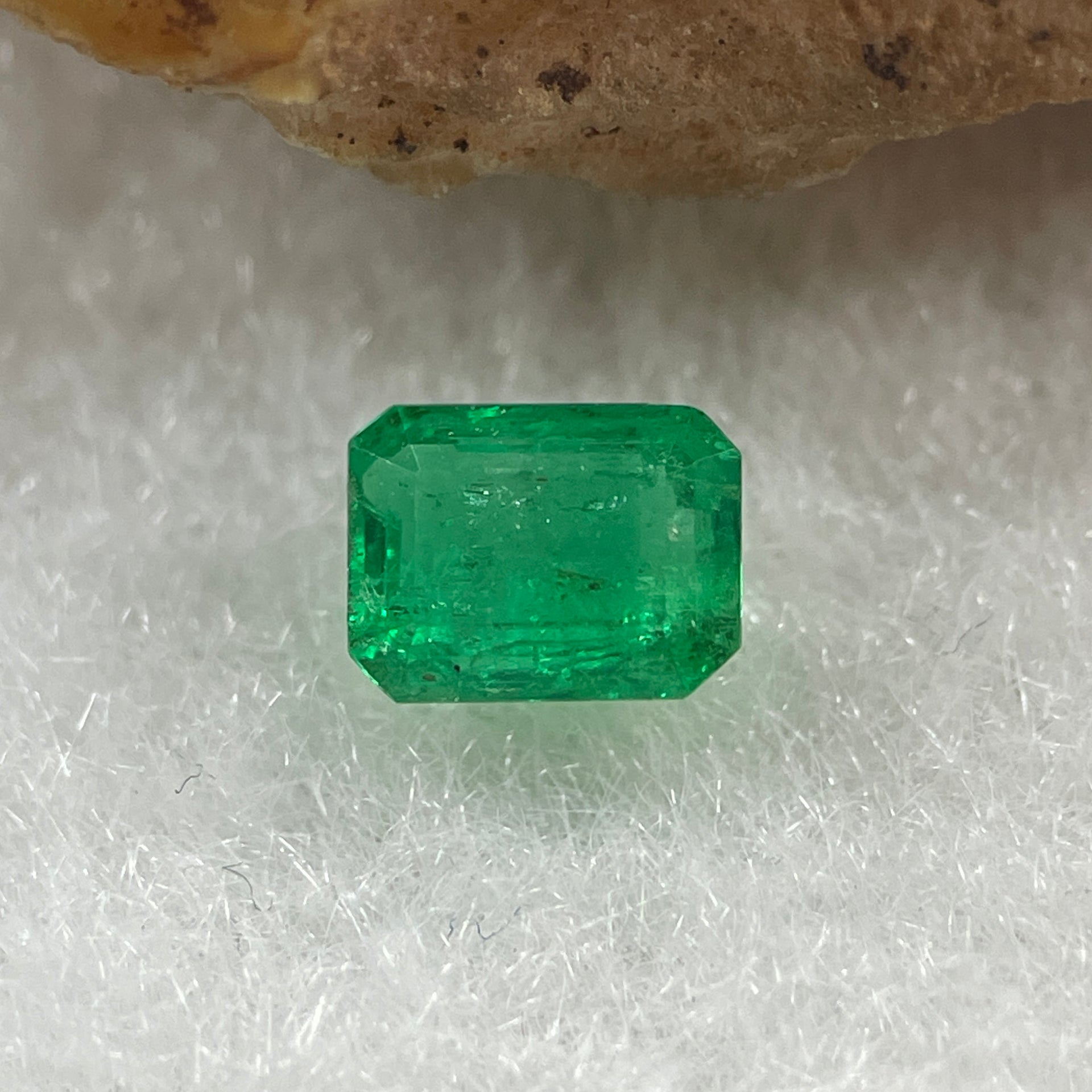Natural Colombia Vivid Green Emerald (Beryl) Cut-Cornered Rectangular Step cut 0.43ct 4.9 by 3.8 by 2.6mm - Huangs Jadeite and Jewelry Pte Ltd