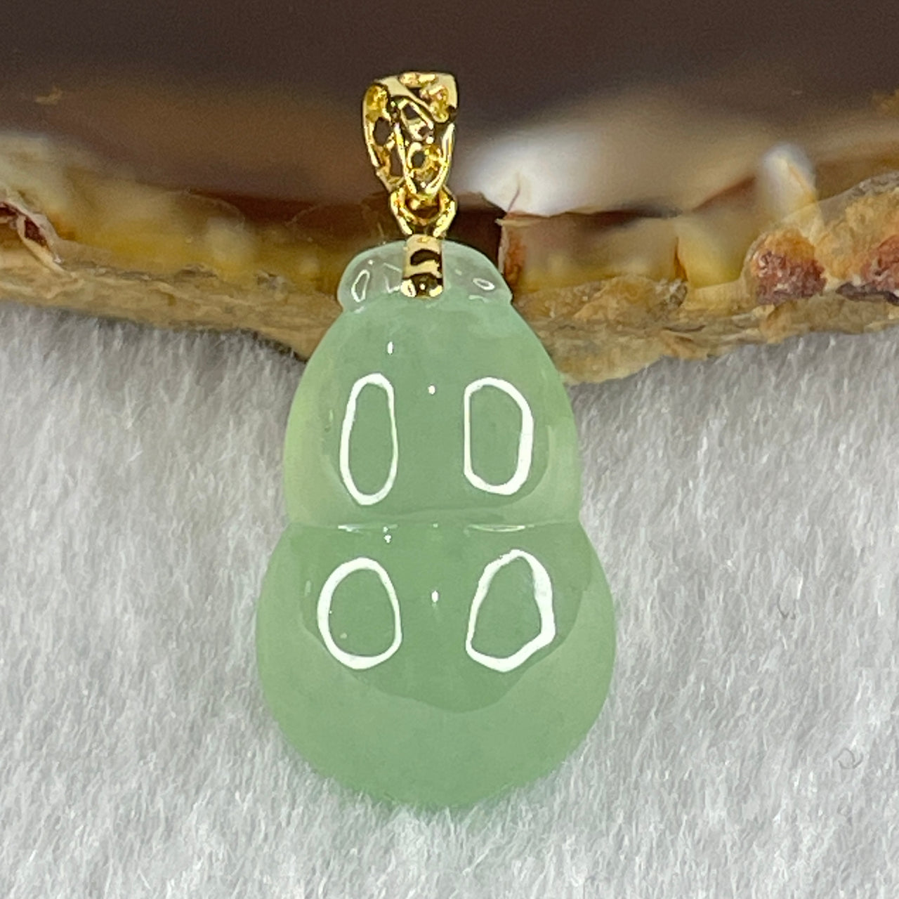 Certified Natural Type A Semi Icy Blueish Green Jadeite Hulu Pendant in 18K AU750 Yellow Gold 2.30g 18.6 by 12.0 by 6.8mm