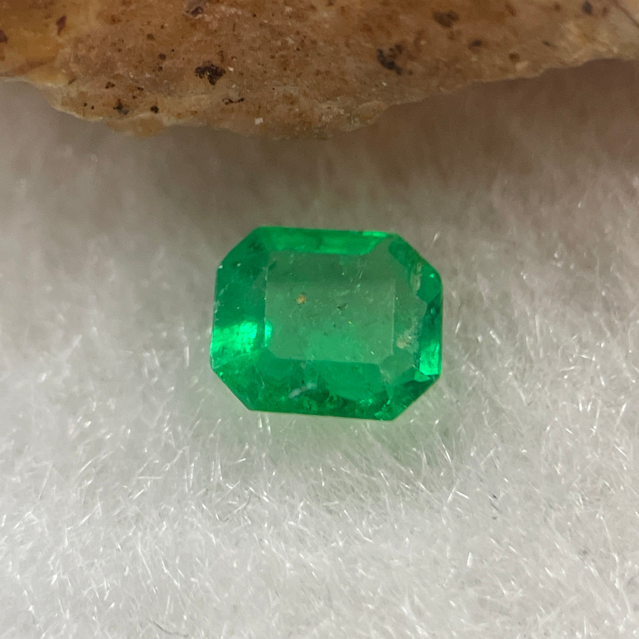 Natural Colombia Vivid Green Emerald (Beryl) Cut-Cornered Rectangular Step cut 0.41ct 5.5 by 4.8 by 2.4mm - Huangs Jadeite and Jewelry Pte Ltd