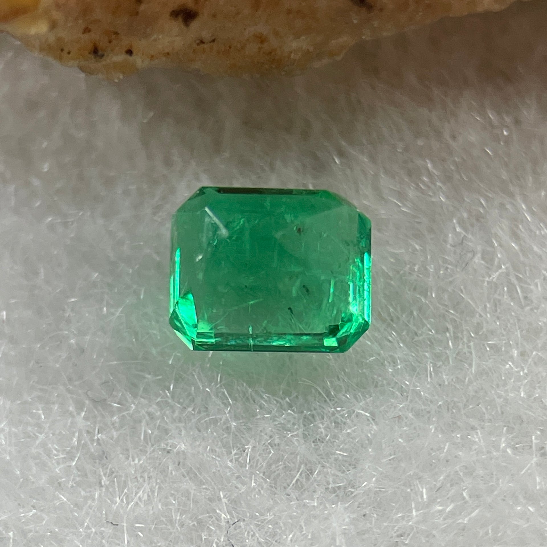 Natural Colombia Vivid Green Emerald (Beryl) Cut-Cornered Rectangular Step cut 0.43ct 4.6 by 3.8 by 3.2mm - Huangs Jadeite and Jewelry Pte Ltd