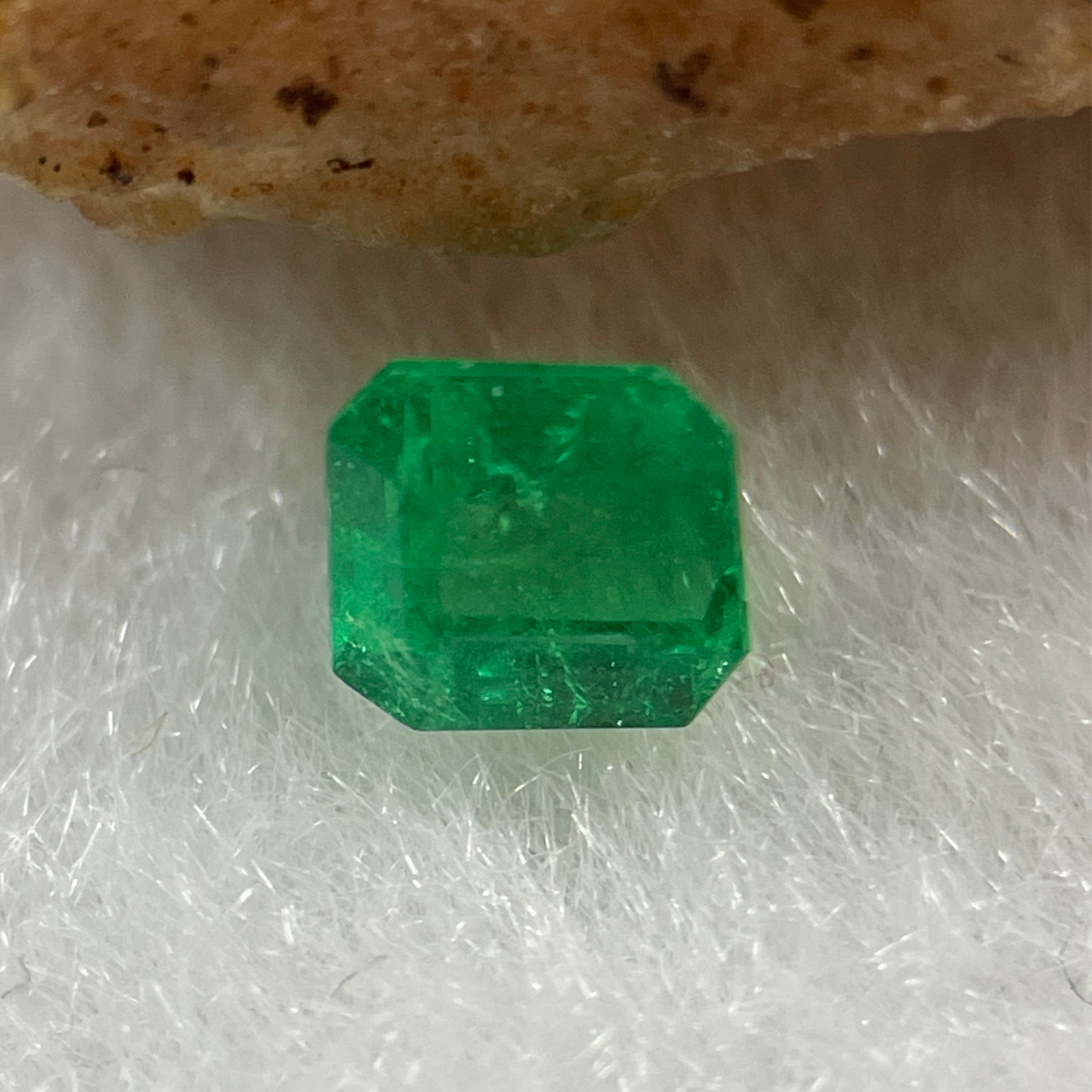 Natural Colombia Vivid Green Emerald (Beryl) Cut-Cornered Rectangular Step cut 0.49ct 4.5 by 4.0 by 3.5mm - Huangs Jadeite and Jewelry Pte Ltd