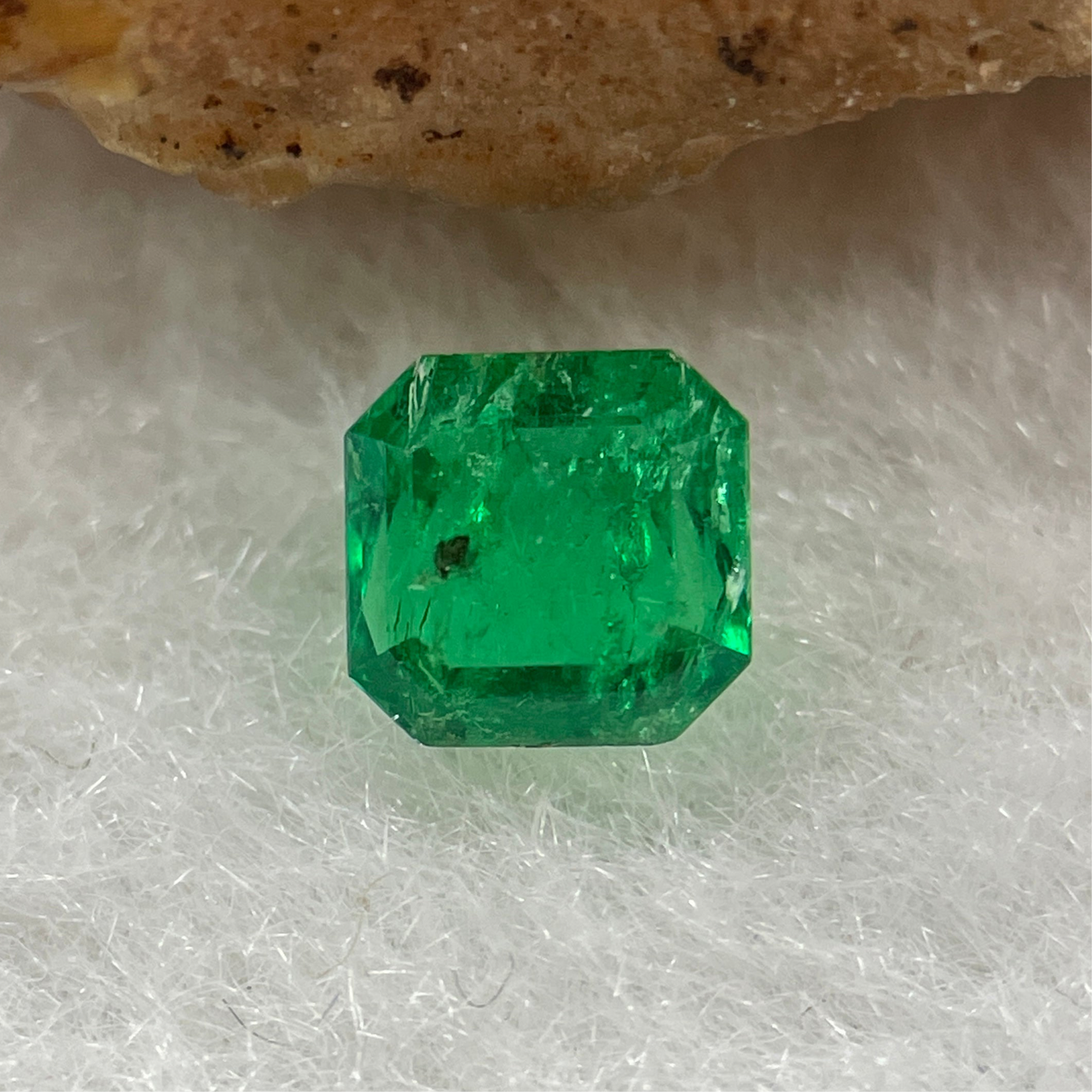 Natural Colombia Vivid Green Emerald (Beryl) Cut-Cornered Square Step cut 0.41ct 4.8 by 4.8 by 2.4mm - Huangs Jadeite and Jewelry Pte Ltd