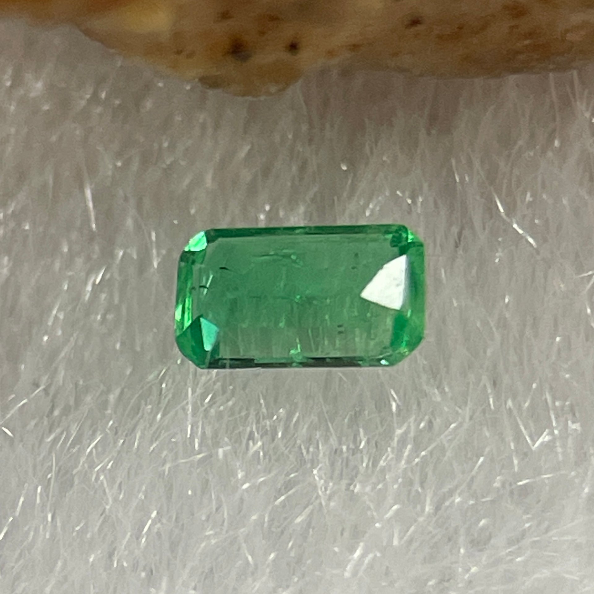 Natural Colombia Vivid Green Emerald (Beryl) Cut-Cornered Rectangular Step cut 0.06ct 3.3 by 2.0 by 1.3mm - Huangs Jadeite and Jewelry Pte Ltd