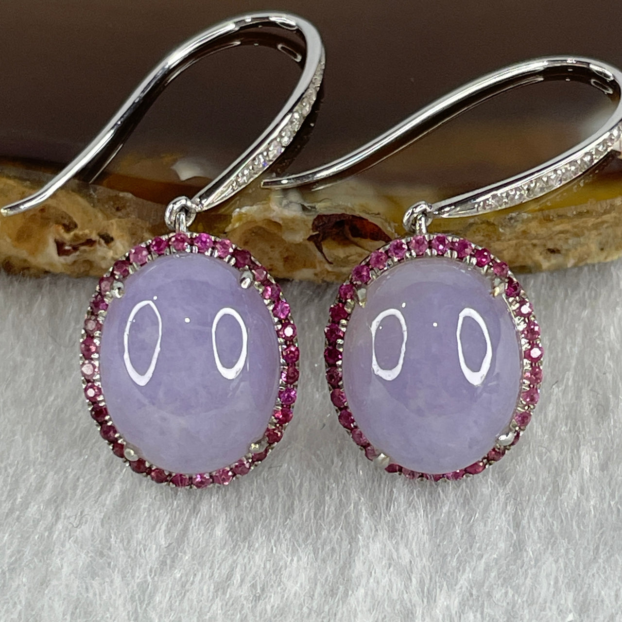 High Grade Natural Type A Bright Lavender Jadeite Cabouchon Oval Shape Earrings in 18K AU750 White Gold with Natural Pink Sapphires and Diamonds 6.64g 12.5 by 10.3 by 6.0mm