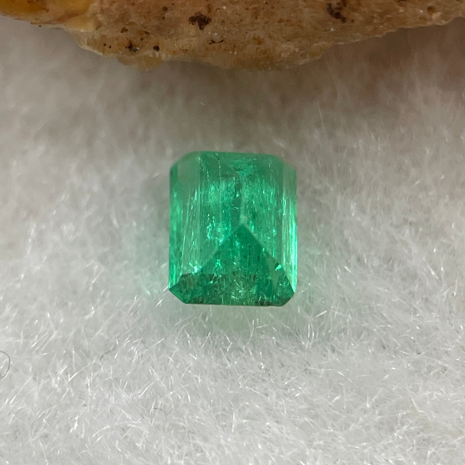 Natural Colombia Vivid Green Emerald (Beryl) Cut-Cornered Square Step cut 0.42ct 5.0 by 4.9 by 2.9mm - Huangs Jadeite and Jewelry Pte Ltd