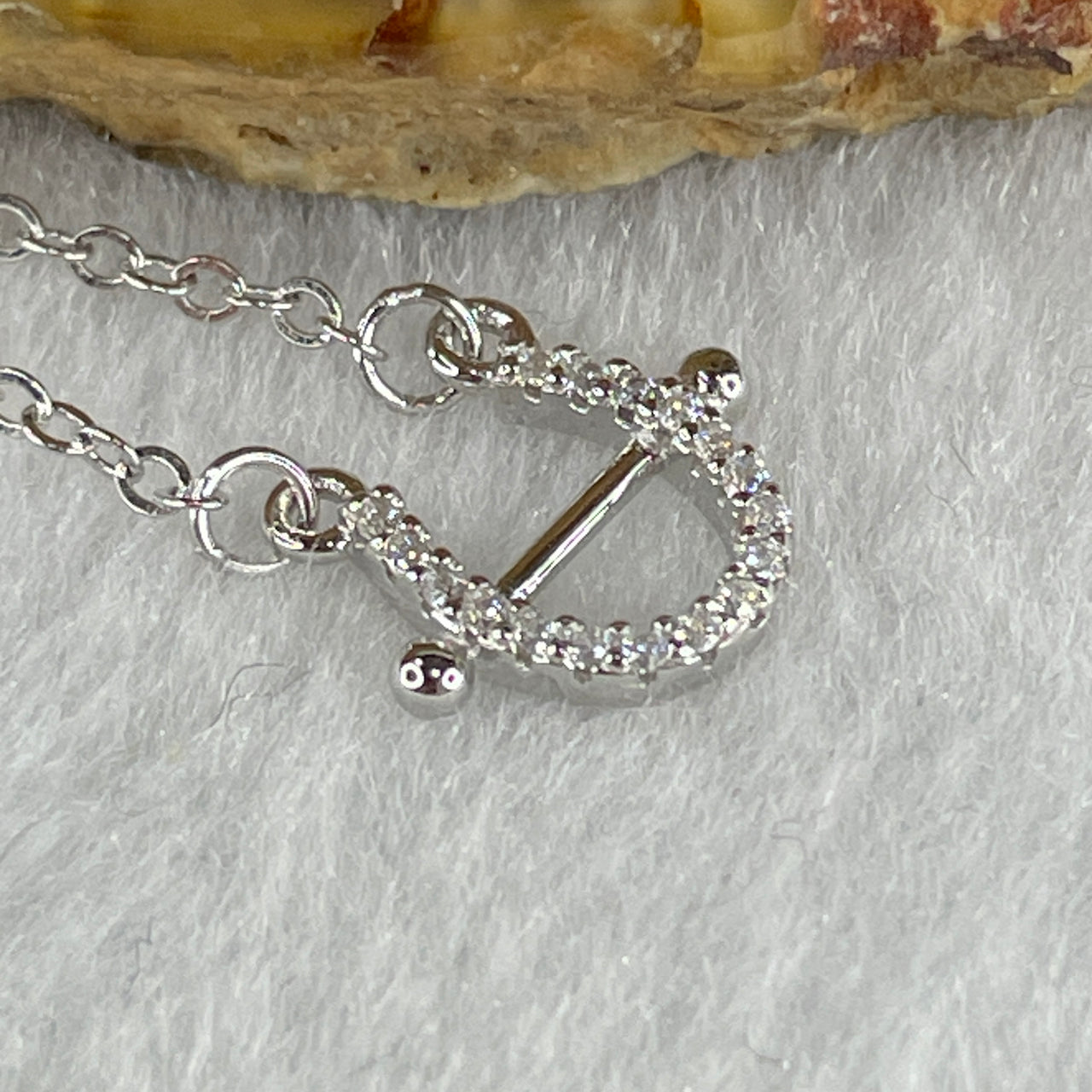 0.2Ct Colourless Round Brilliant Diameter 1.0mm VVS1 Excellent Cut Moissanite Excellent Polish Excellent Symmetry None Florescence in S925 Sliver Horseshoe Necklace 41-42,5cm