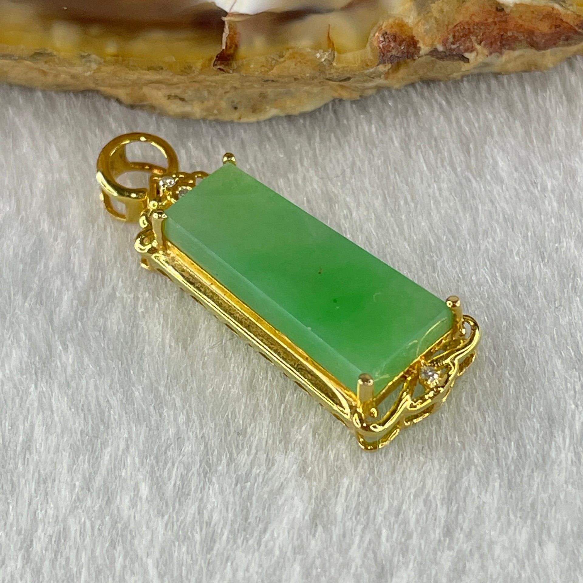 18K Yellow Gold Type A Natural Apple Green Jadeite Wu Shi Pai 16.5 by 7.1 by 2.5mm with Natural Diamonds Pendant 1.88g - Huangs Jadeite and Jewelry Pte Ltd