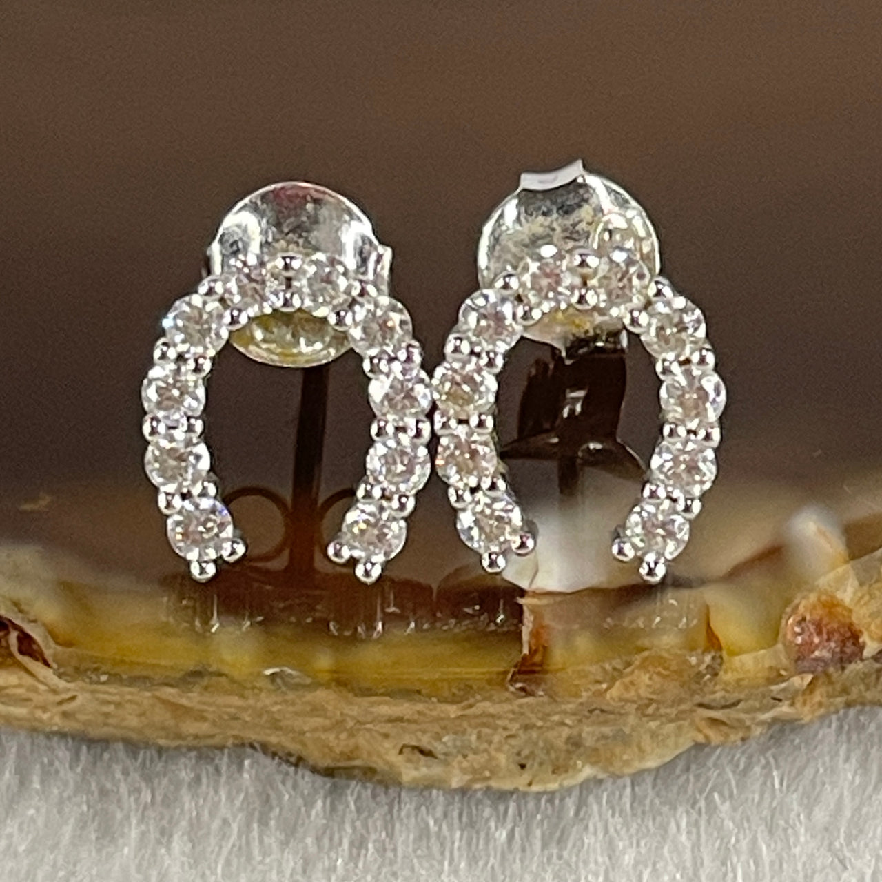 0.2Ct Colourless Round Brilliant Diameter 1.5mm VVS1 Excellent Cut Moissanite Excellent Polish Excellent Symmetry None Florescence in S925 Sliver Horseshoe Earring