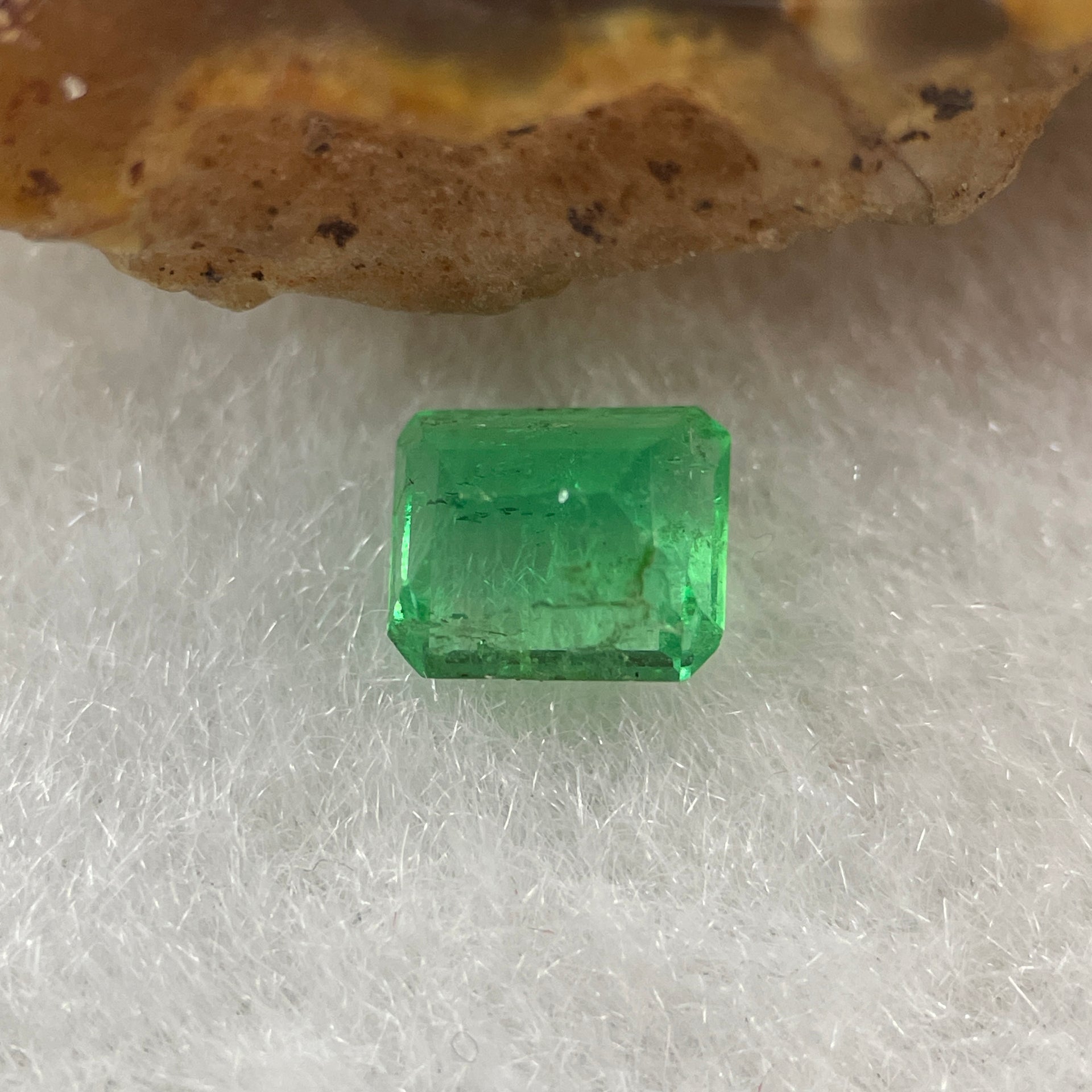 Natural Colombia Green Emerald (Beryl) Cut-Cornered Rectangular step cut 0.60ct 5.6 by 4.9 by 2.9mm - Huangs Jadeite and Jewelry Pte Ltd