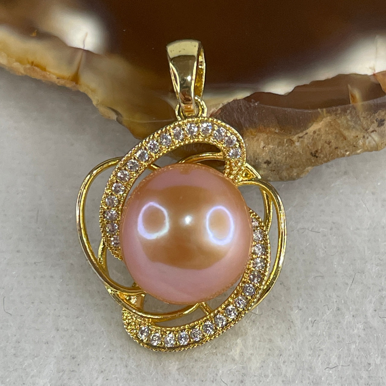 Natural Pinkish Pearl Solitaire Pendant | Elegant Gold-Toned Minimalist Setting | Premium 11.2mm High-Luster Romantic Blossom Marine Charm (3.36g 11.2x10.5x10.5mm)