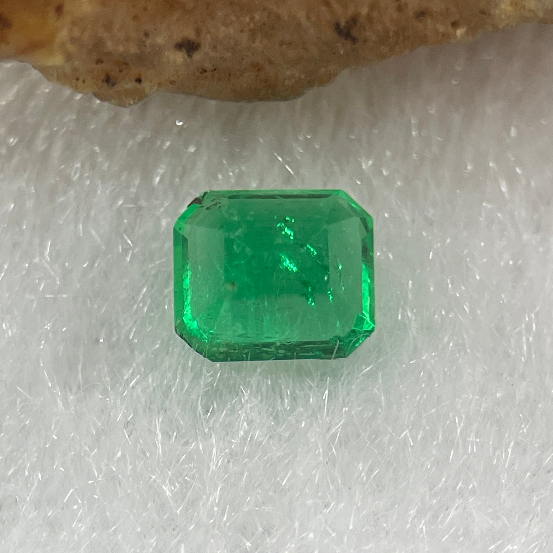 Natural Colombia Vivid Green Emerald (Beryl) Cut-Cornered Rectangular Step cut 0.48ct 5.2 by 4.5 by 2.8mm - Huangs Jadeite and Jewelry Pte Ltd