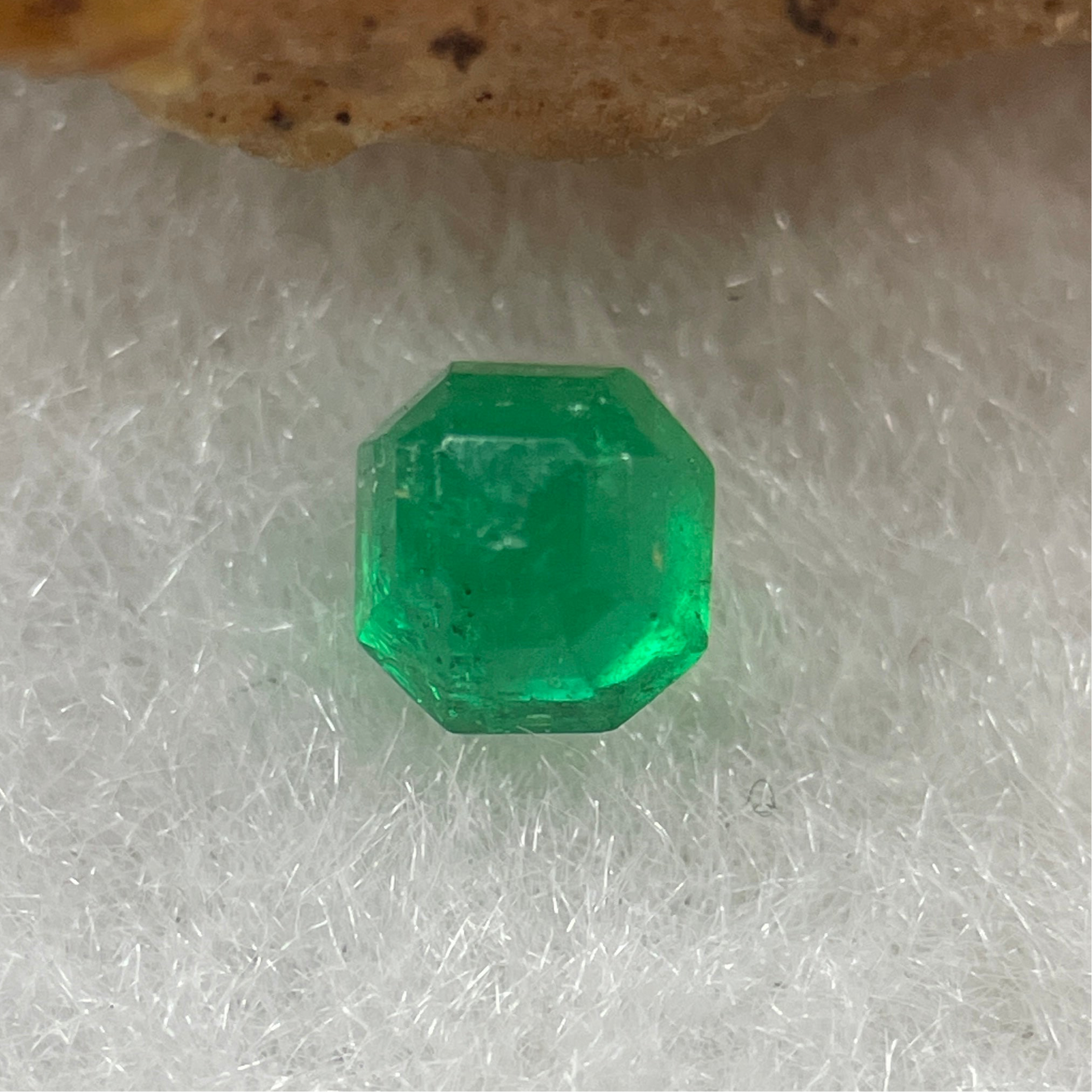 Natural Colombia Vivid Green Emerald (Beryl) Cut-Cornered Square Step cut 0.42ct 4.4 by 4.2 by 3.2mm - Huangs Jadeite and Jewelry Pte Ltd