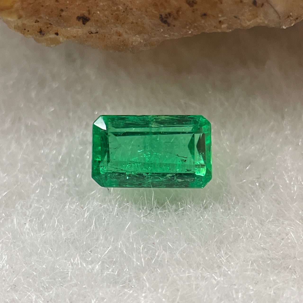 Natural Colombia Vivid Green Emerald (Beryl) Cut-Cornered Rectangle Step cut 0.45ct 5.7 by 3.6 by 2.5mm - Huangs Jadeite and Jewelry Pte Ltd