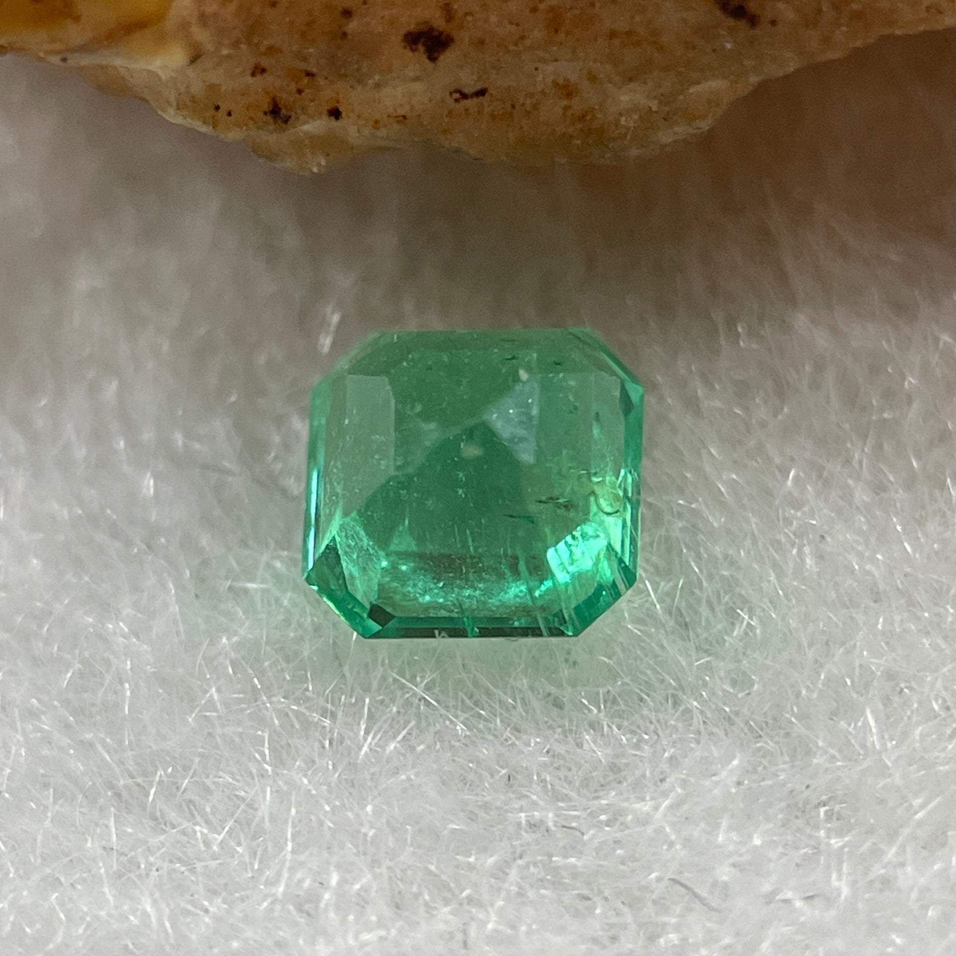 Natural Colombia Vivid Green Emerald (Beryl) Cut-Cornered Square Step cut 0.43ct 4.4 by 4.4 by 3.1mm - Huangs Jadeite and Jewelry Pte Ltd