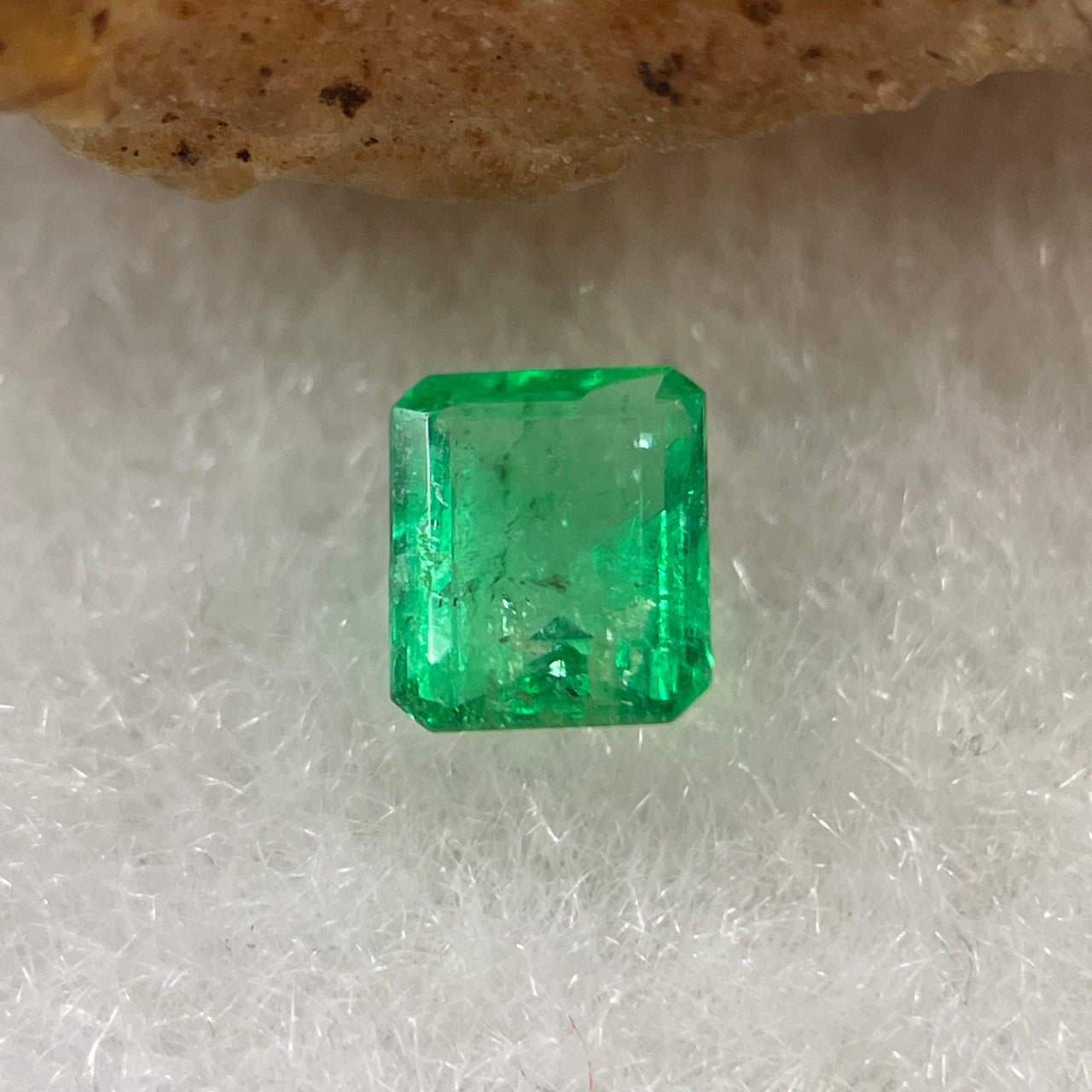 Natural Colombia Vivid Green Emerald (Beryl) Cut-Cornered Rectangular Step cut 0.40ct 4.9 by 4.2 by 2.6mm - Huangs Jadeite and Jewelry Pte Ltd