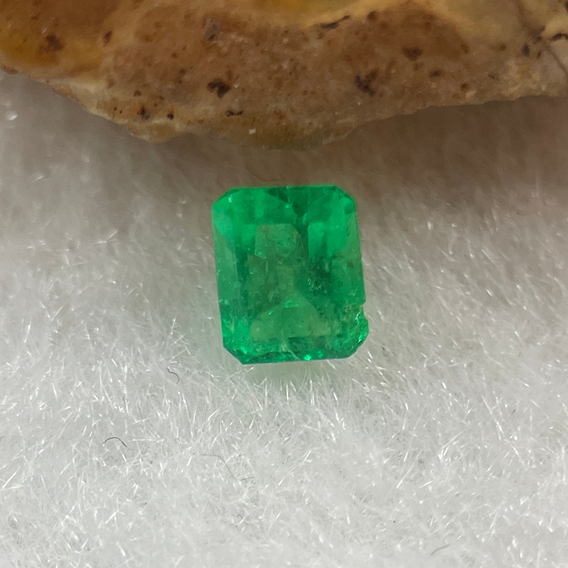 Natural Colombia Vivid Green Emerald (Beryl) Cut-Cornered Rectangular Step cut 0.41ct 5.0 by 4.1 by 2.9mm - Huangs Jadeite and Jewelry Pte Ltd