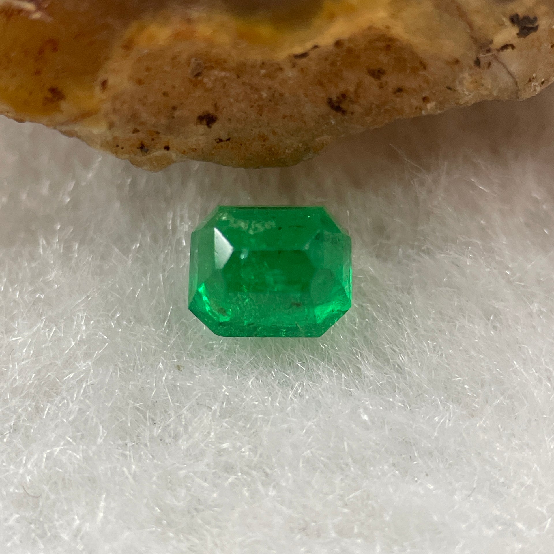 Natural Colombia Green Emerald (Beryl) Cut-Cornered Rectangular step cut 0.58ct 5.2 by 4 - Huangs Jadeite and Jewelry Pte Ltd