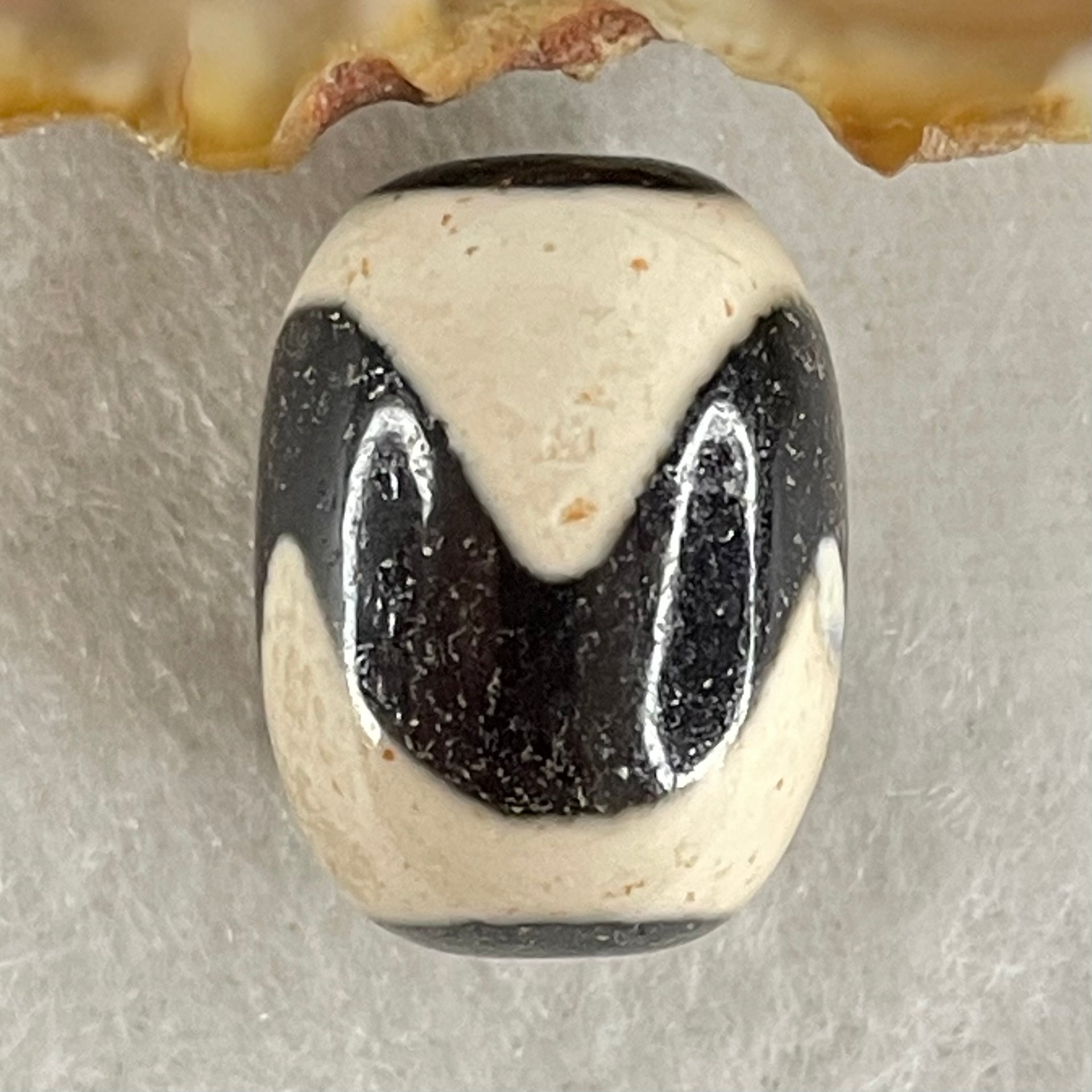 Natural Powerful Tibetan Old Oily Agate Tiger Tooth Daluo Dzi Bead Heavenly Master (Tian Zhu) 虎呀天诛 4.77g 17.7 by 13.3mm - Huangs Jadeite and Jewelry Pte Ltd