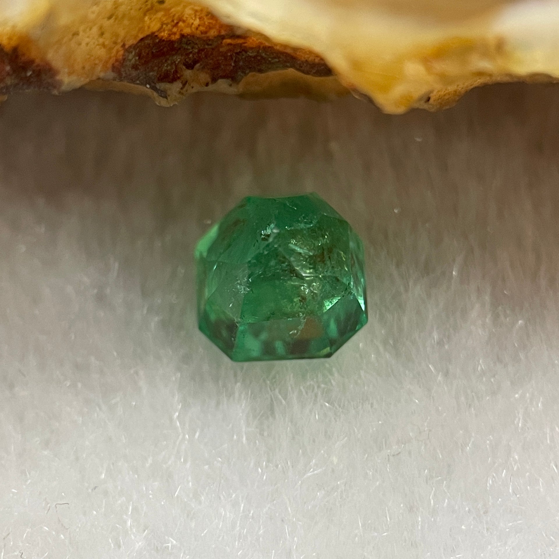 Natural Colombia Green Emerald (Beryl) Cut-Cornered Rectangular step cut 1.03ct 5.7 by 5.6 by 4.7mm - Huangs Jadeite and Jewelry Pte Ltd