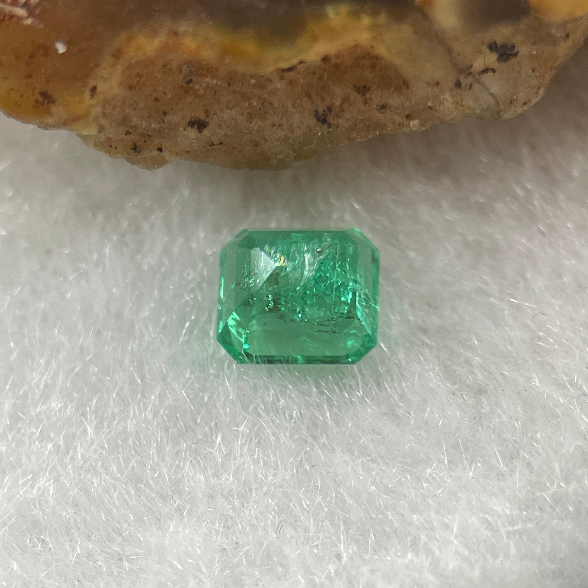 Natural Colombia Green Emerald (Beryl) Cut-Cornered Rectangular step cut 0.64ct 4.9 by 4.7 by 3.7mm - Huangs Jadeite and Jewelry Pte Ltd