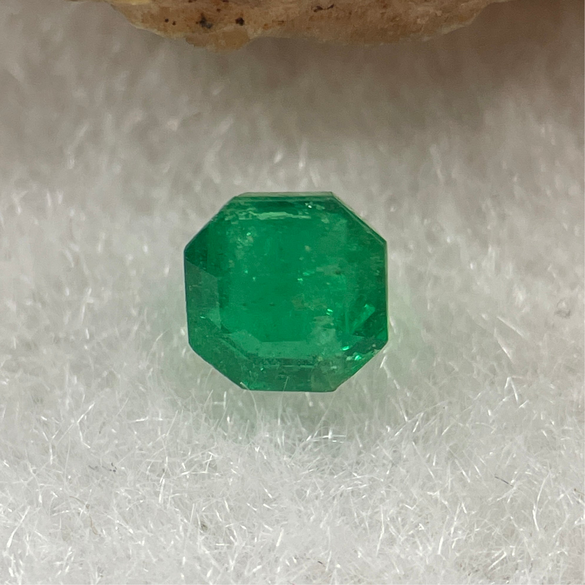 Natural Colombia Vivid Green Emerald (Beryl) Cut-Cornered Square Step cut 0.42ct 4.4 by 4.2 by 3.2mm - Huangs Jadeite and Jewelry Pte Ltd