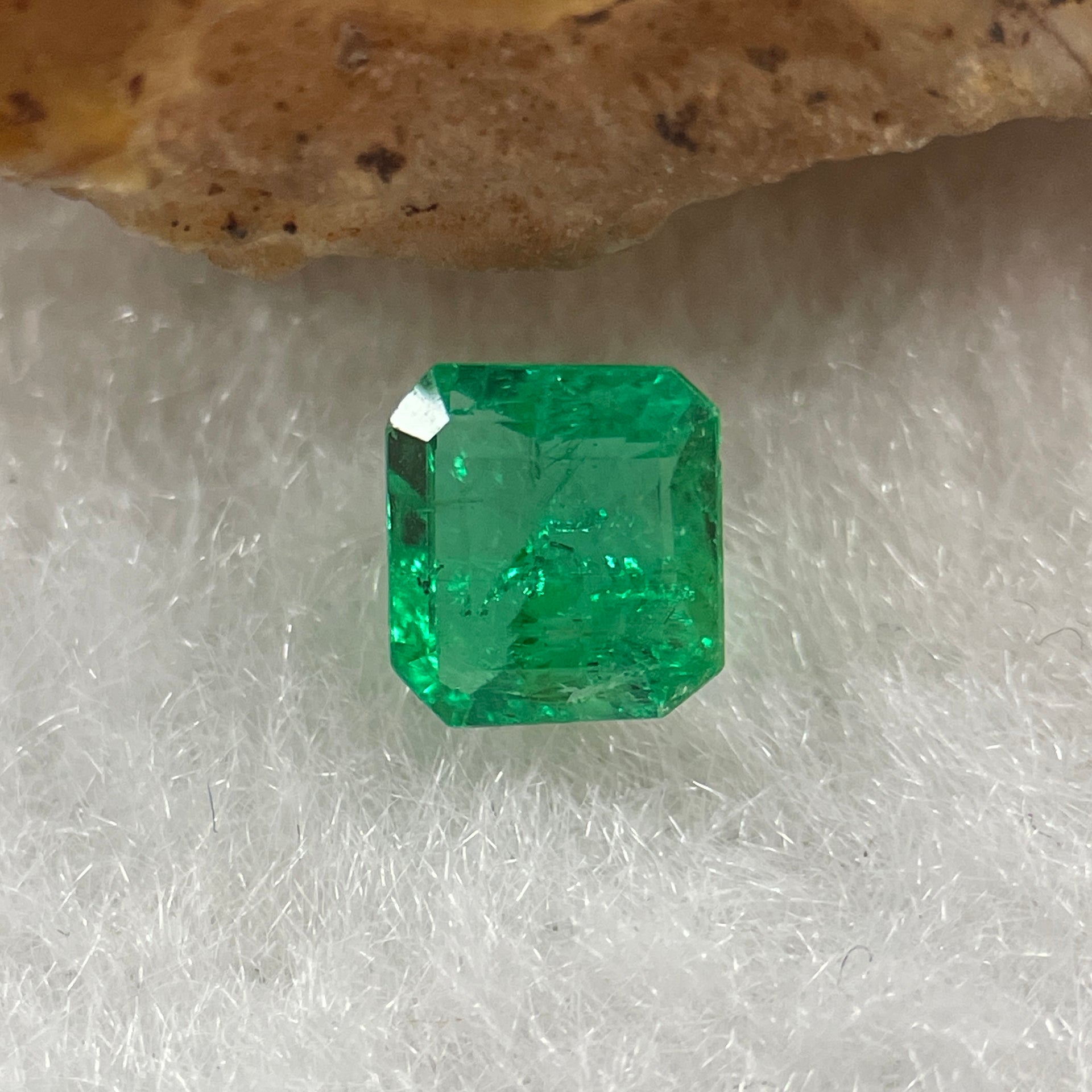 Natural Colombia Vivid Green Emerald (Beryl) Cut-Cornered Rectangular Step cut 0.45ct 5.0 by 4.6 by 2.8m - Huangs Jadeite and Jewelry Pte Ltd