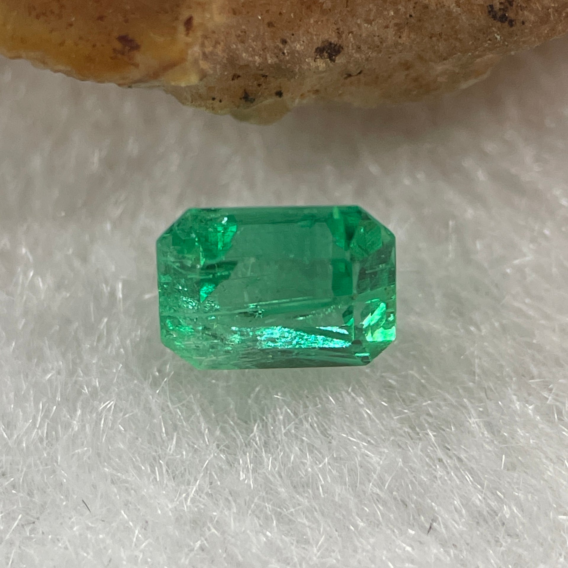 Natural Colombia Green Emerald (Beryl) Cut-Cornered Rectangular step cut 0.56ct 5.4 by 4.3 b y 3.6mm - Huangs Jadeite and Jewelry Pte Ltd