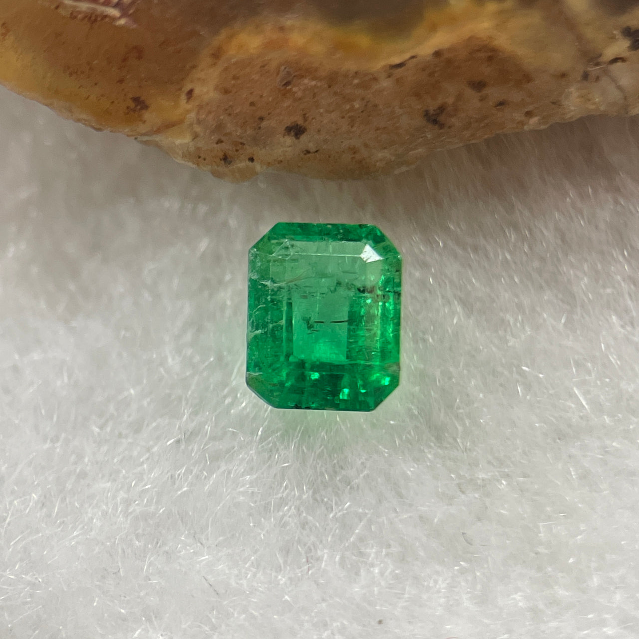 Natural Colombia Green Emerald (Beryl) Cut-Cornered Rectangular step cut 0.56ct 5.8 by 4.5 by 2.9mm - Huangs Jadeite and Jewelry Pte Ltd