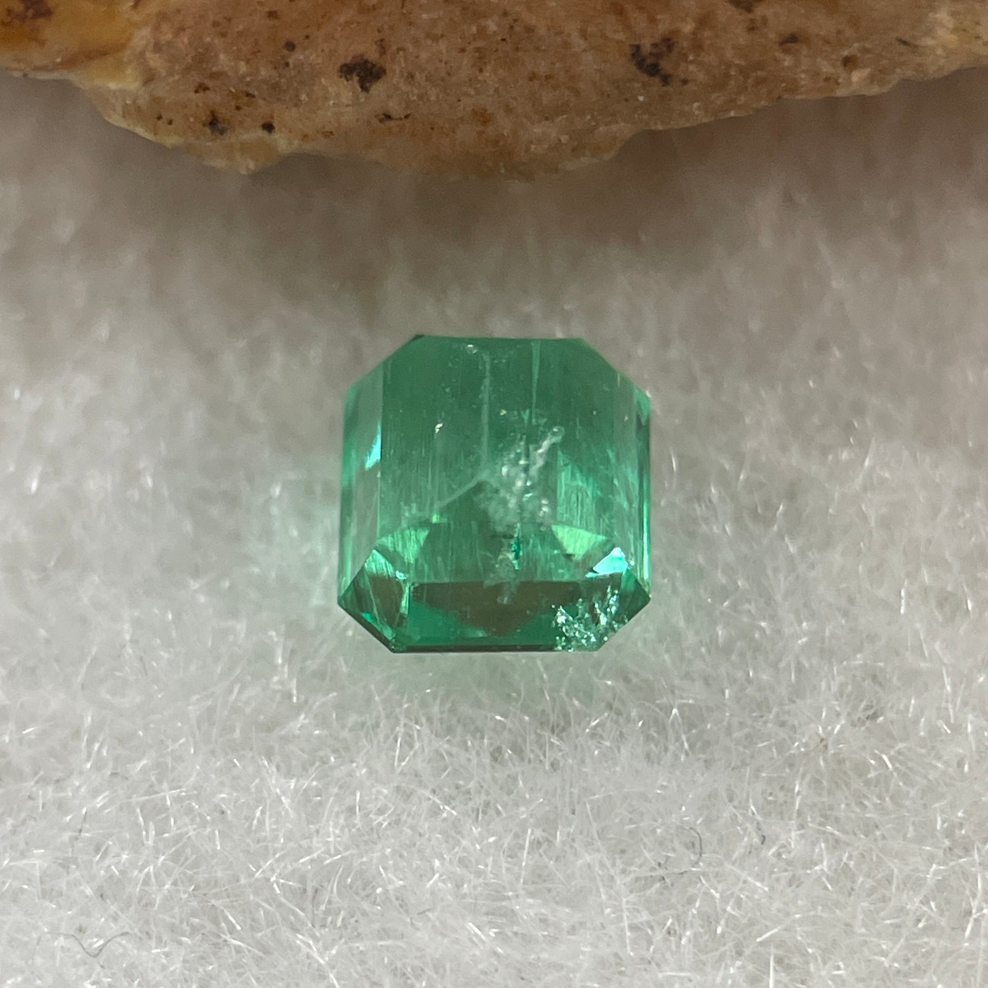 Natural Colombia Vivid Green Emerald (Beryl) Cut-Cornered Rectangle Step cut 0.49ct 4.6 by 4.4 by 2.9mm - Huangs Jadeite and Jewelry Pte Ltd
