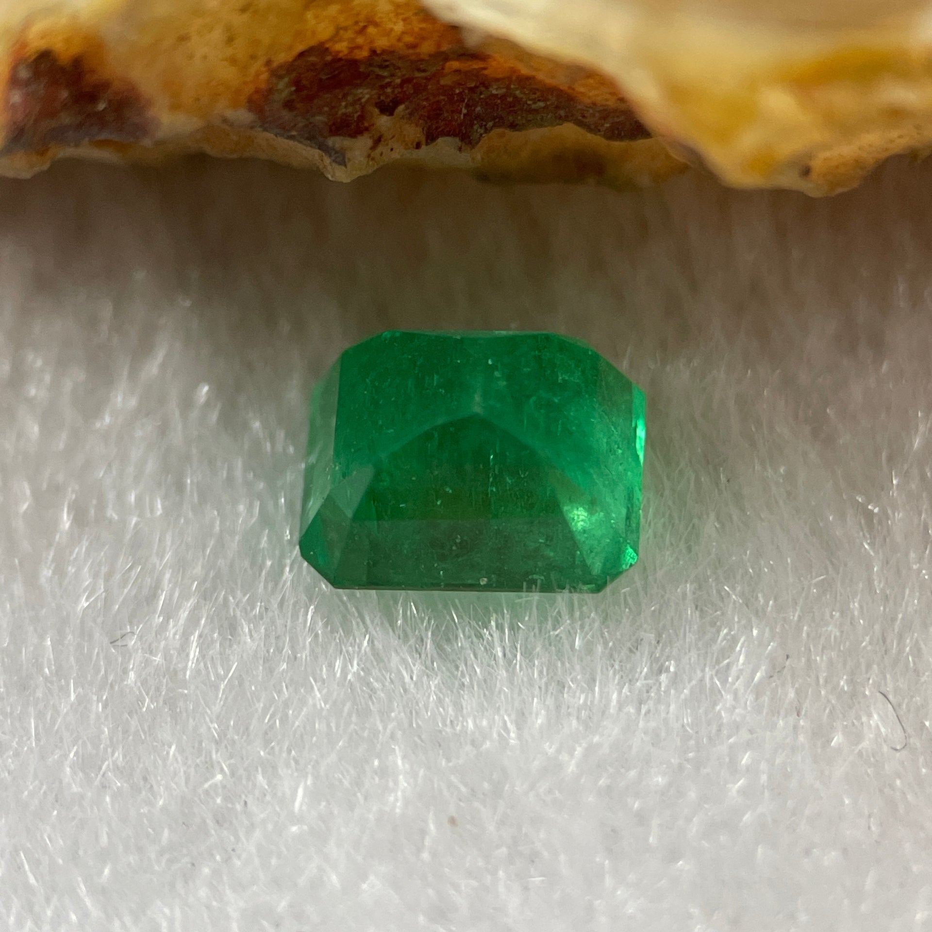 Natural Colombia Green Emerald (Beryl) Cut-Cornered Rectangular step cut 1.08ct 6.3 by 5.0 by 4.3mm - Huangs Jadeite and Jewelry Pte Ltd