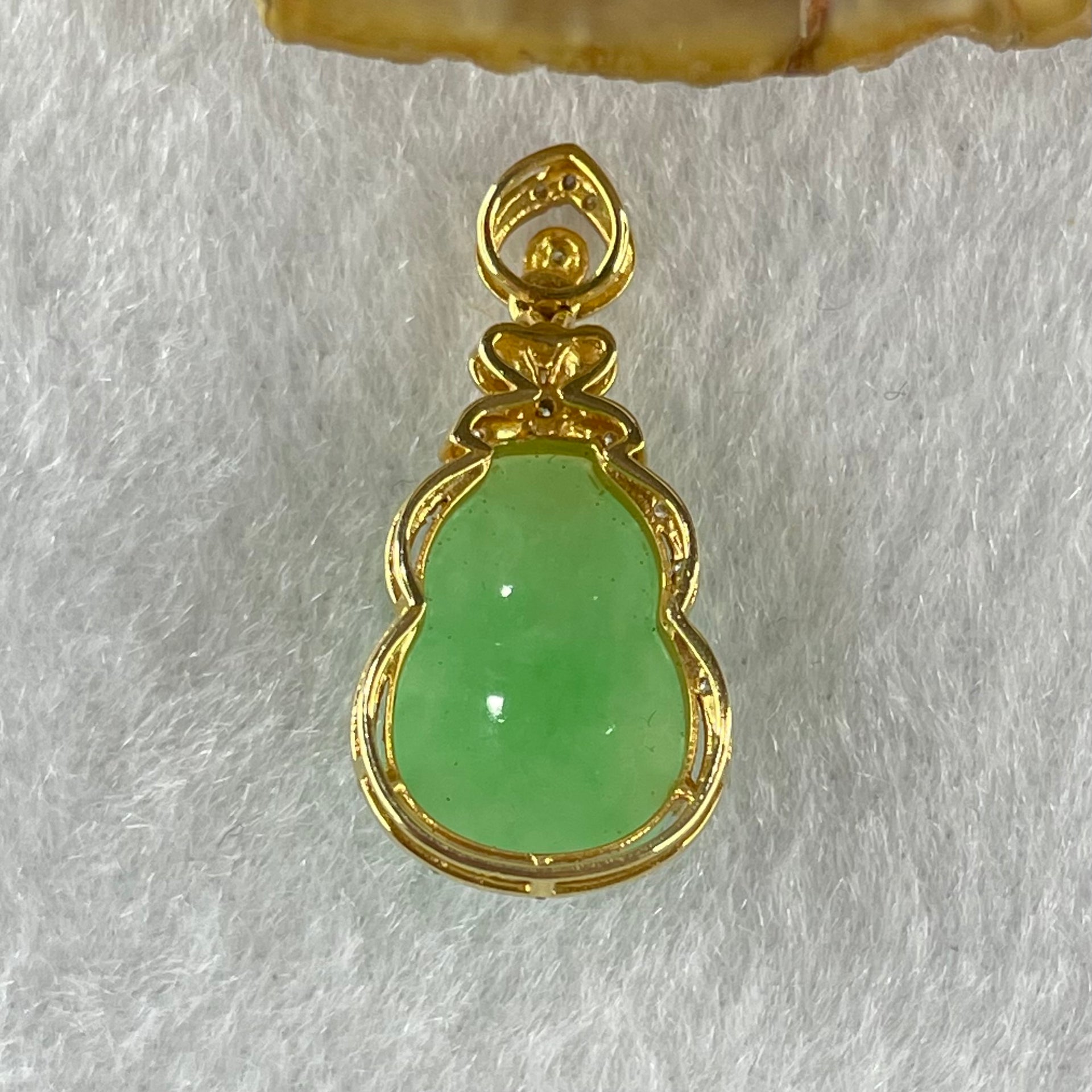 Type A Apple Green Jadeite Hulu and Diamonds 18K Yellow Gold Pendant 2.35g 13.2 by 9.5 by 4.5mm - Huangs Jadeite and Jewelry Pte Ltd