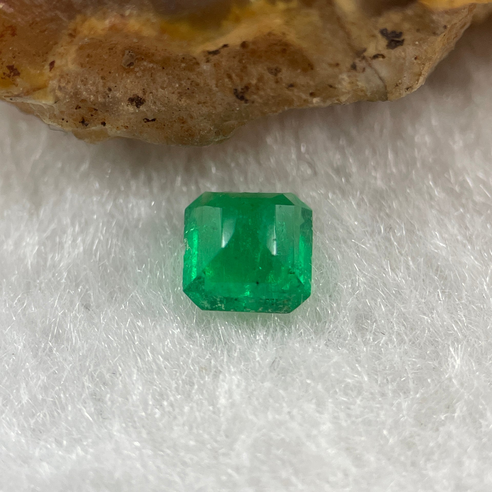 Natural Colombia Green Emerald (Beryl) Cut-Cornered Rectangular step cut 0.59ct 5.3 by 5.1 by 3.2mm - Huangs Jadeite and Jewelry Pte Ltd