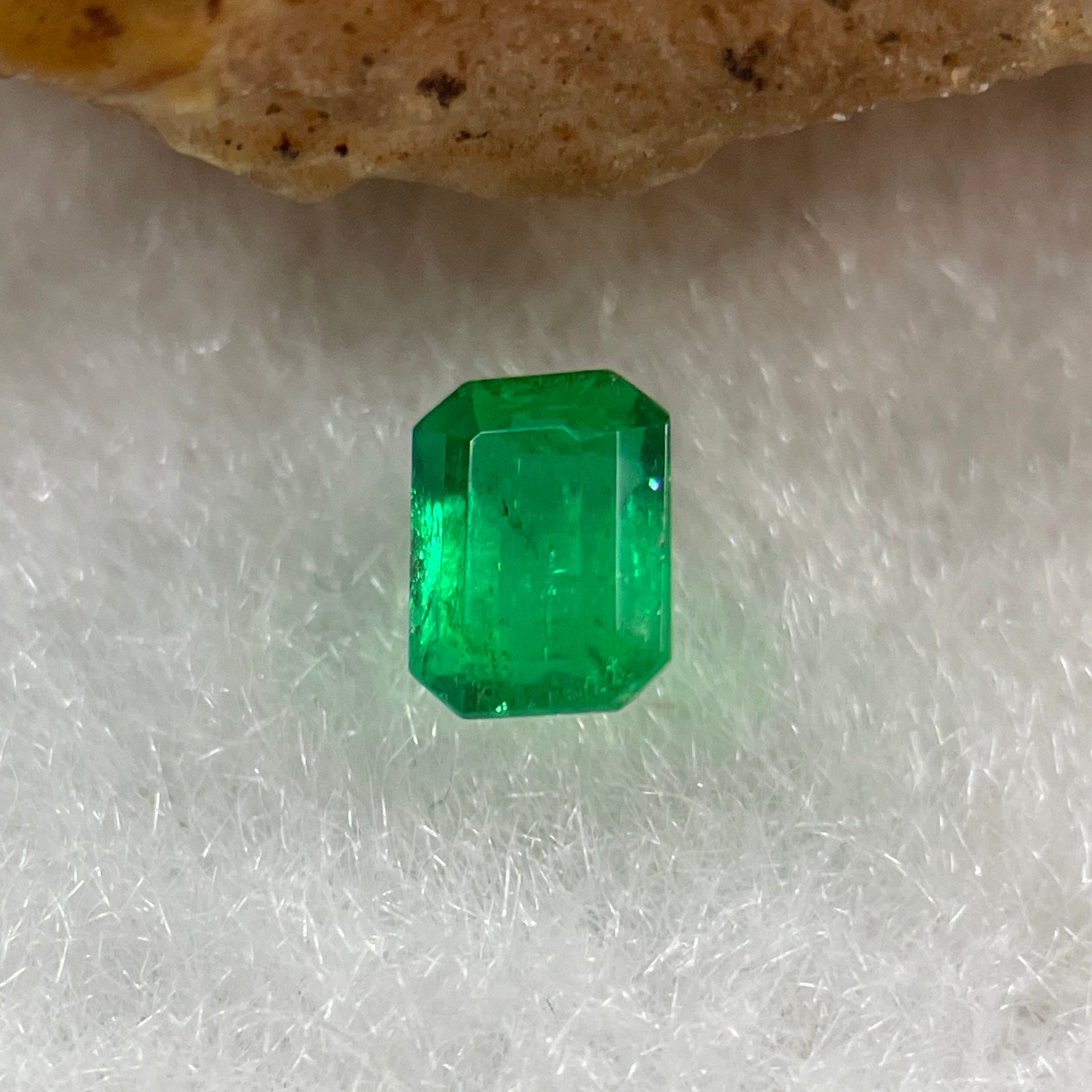 Natural Colombia Vivid Green Emerald (Beryl) Cut-Cornered Rectangular Step cut 0.41ct 4.8 by 3.7 by 3.0mm - Huangs Jadeite and Jewelry Pte Ltd