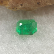 Natural Colombia Vivid Green Emerald (Beryl) Cut-Cornered Rectangular Step cut 0.43ct 5.0 by 4.1 by 2.9mm - Huangs Jadeite and Jewelry Pte Ltd