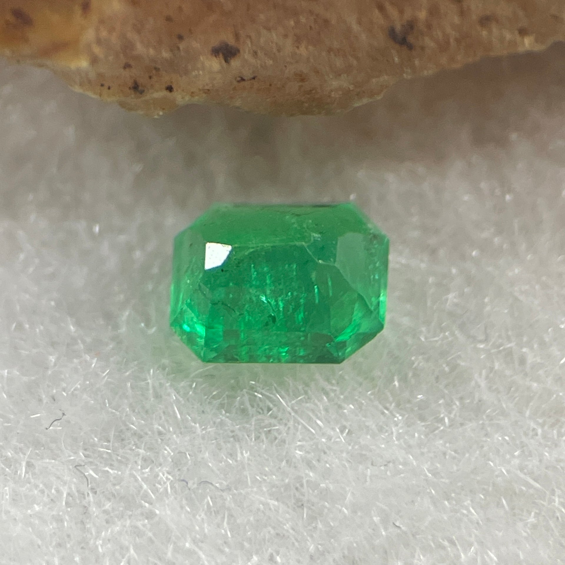 Natural Colombia Vivid Green Emerald (Beryl) Cut-Cornered Rectangular Step cut 0.43ct 5.0 by 4.1 by 2.9mm - Huangs Jadeite and Jewelry Pte Ltd