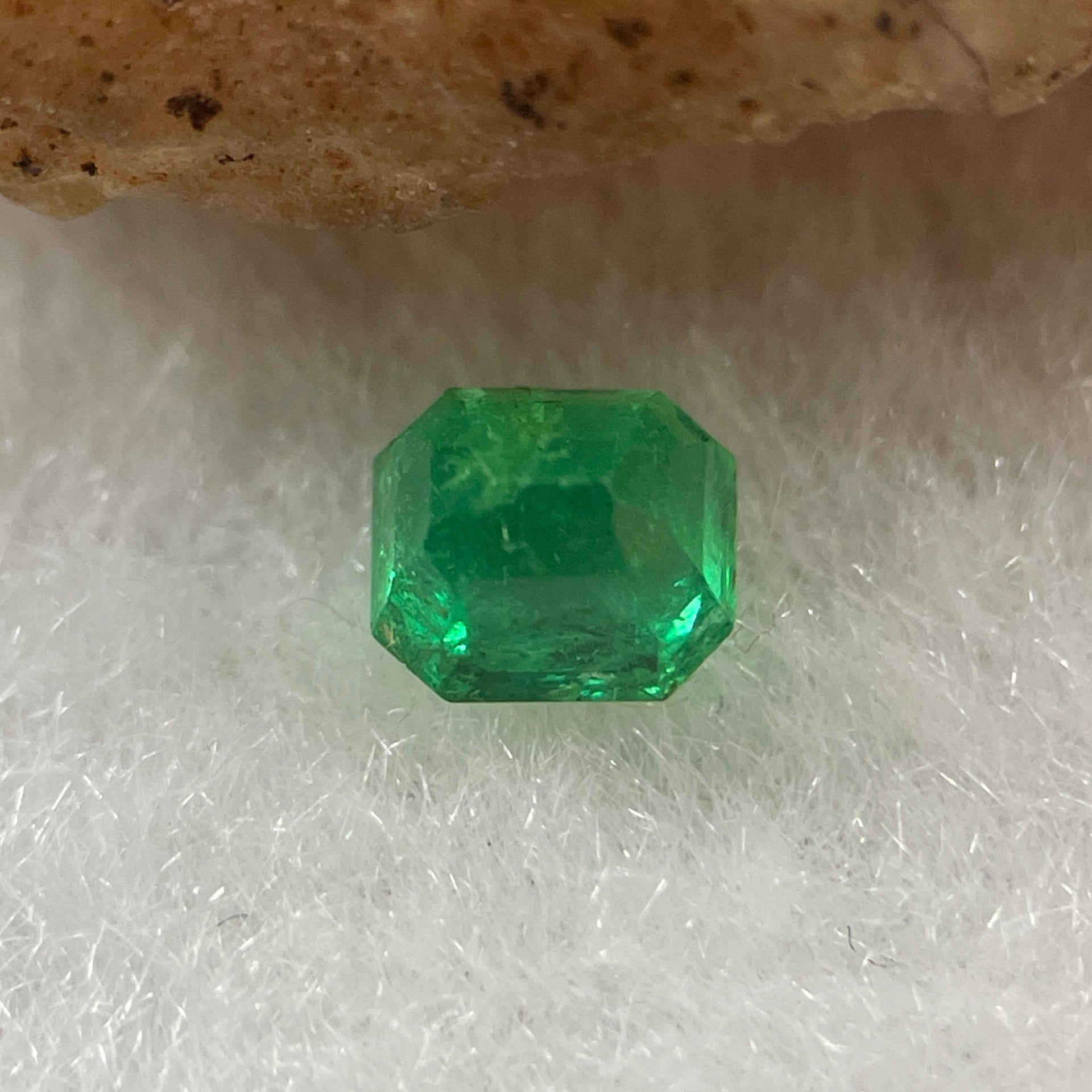 Natural Colombia Vivid Green Emerald (Beryl) Cut-Cornered Rectangular Step cut 0.47ct 4.6 by 4.2 by 3.3mm - Huangs Jadeite and Jewelry Pte Ltd