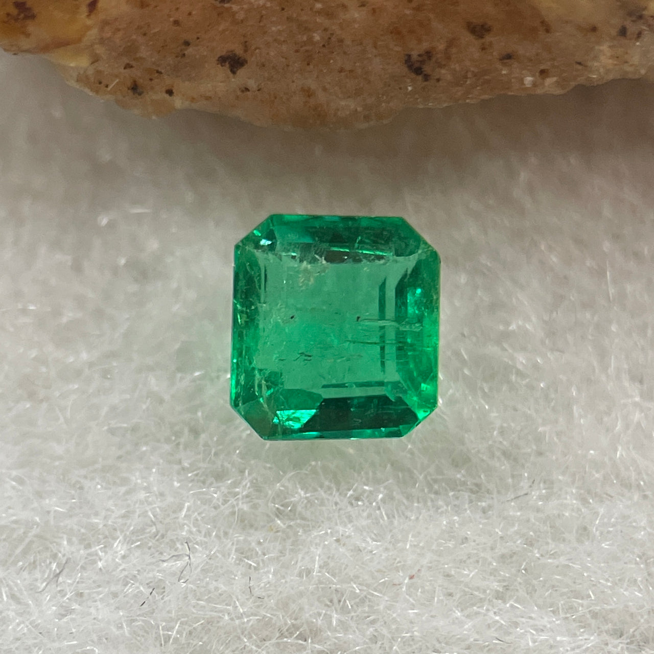 Natural Colombia Vivid Green Emerald (Beryl) Cut-Cornered Rectangular Step cut 0.44ct 4.9 by 4.5 by 2.9mm - Huangs Jadeite and Jewelry Pte Ltd