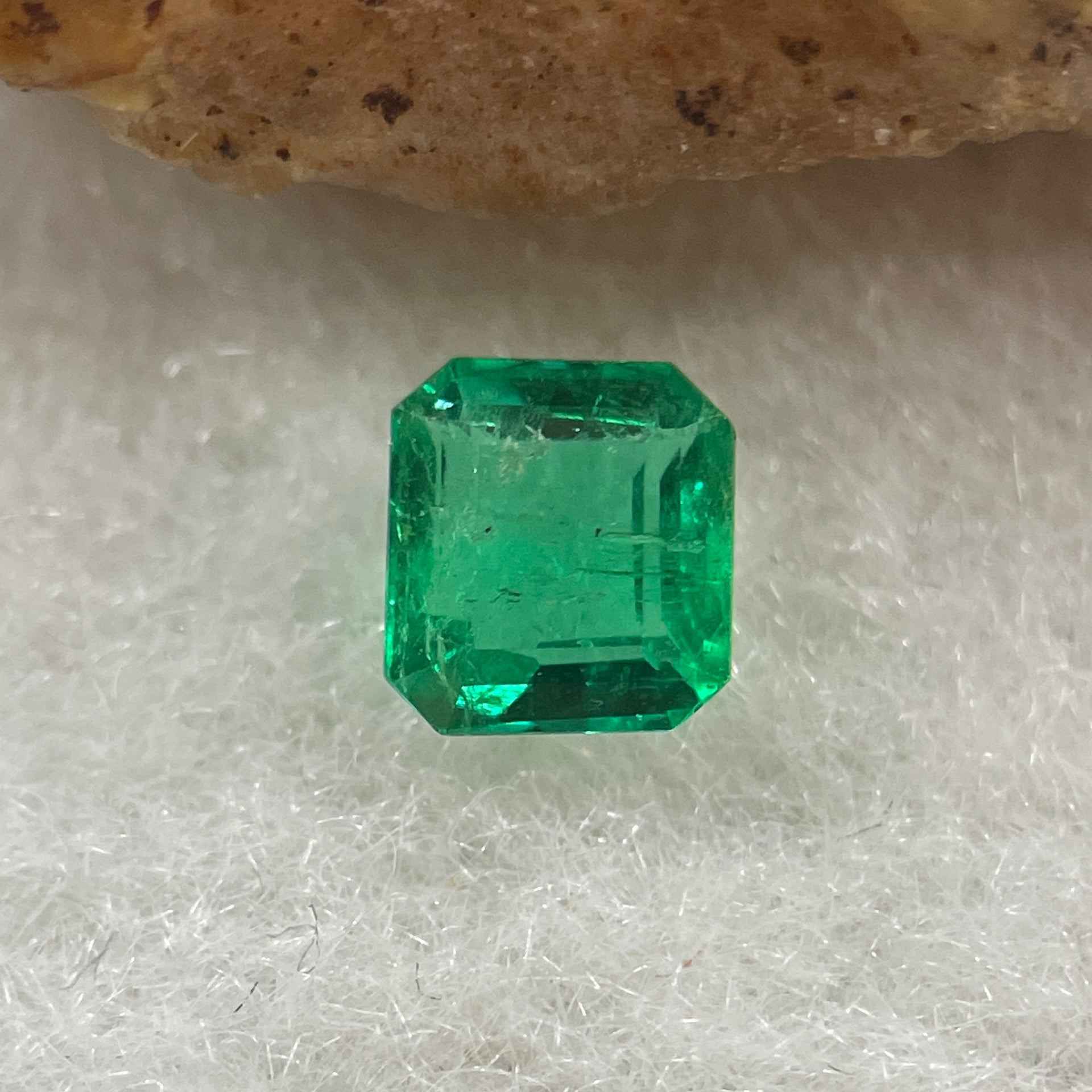 Natural Colombia Vivid Green Emerald (Beryl) Cut-Cornered Rectangular Step cut 0.44ct 4.9 by 4.5 by 2.9mm - Huangs Jadeite and Jewelry Pte Ltd