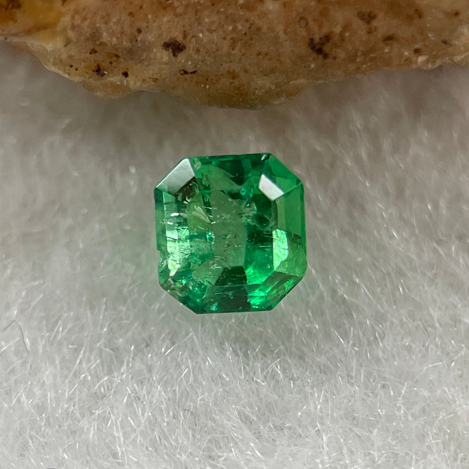 Natural Colombia Vivid Green Emerald (Beryl) Cut-Cornered Rectangular Step cut 0.42ct 4.5 by 4.2 by 3.4mm - Huangs Jadeite and Jewelry Pte Ltd