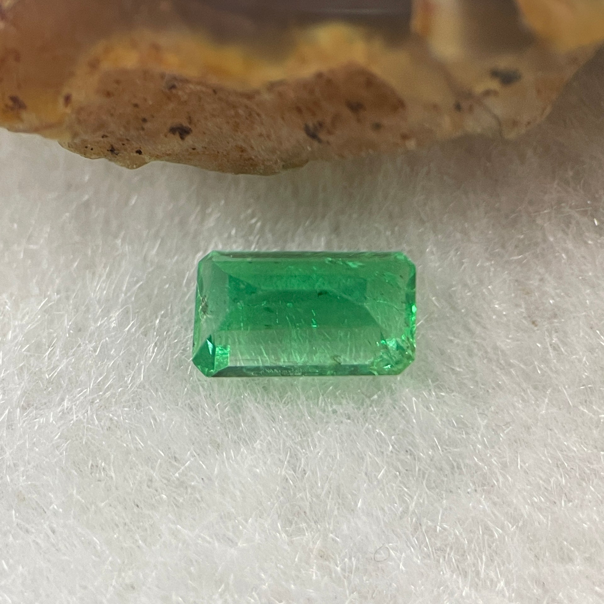 Natural Colombia Green Emerald (Beryl) Cut-Cornered Rectangular step cut 0.64ct 6.8 by 4.0 by 3.1mm - Huangs Jadeite and Jewelry Pte Ltd