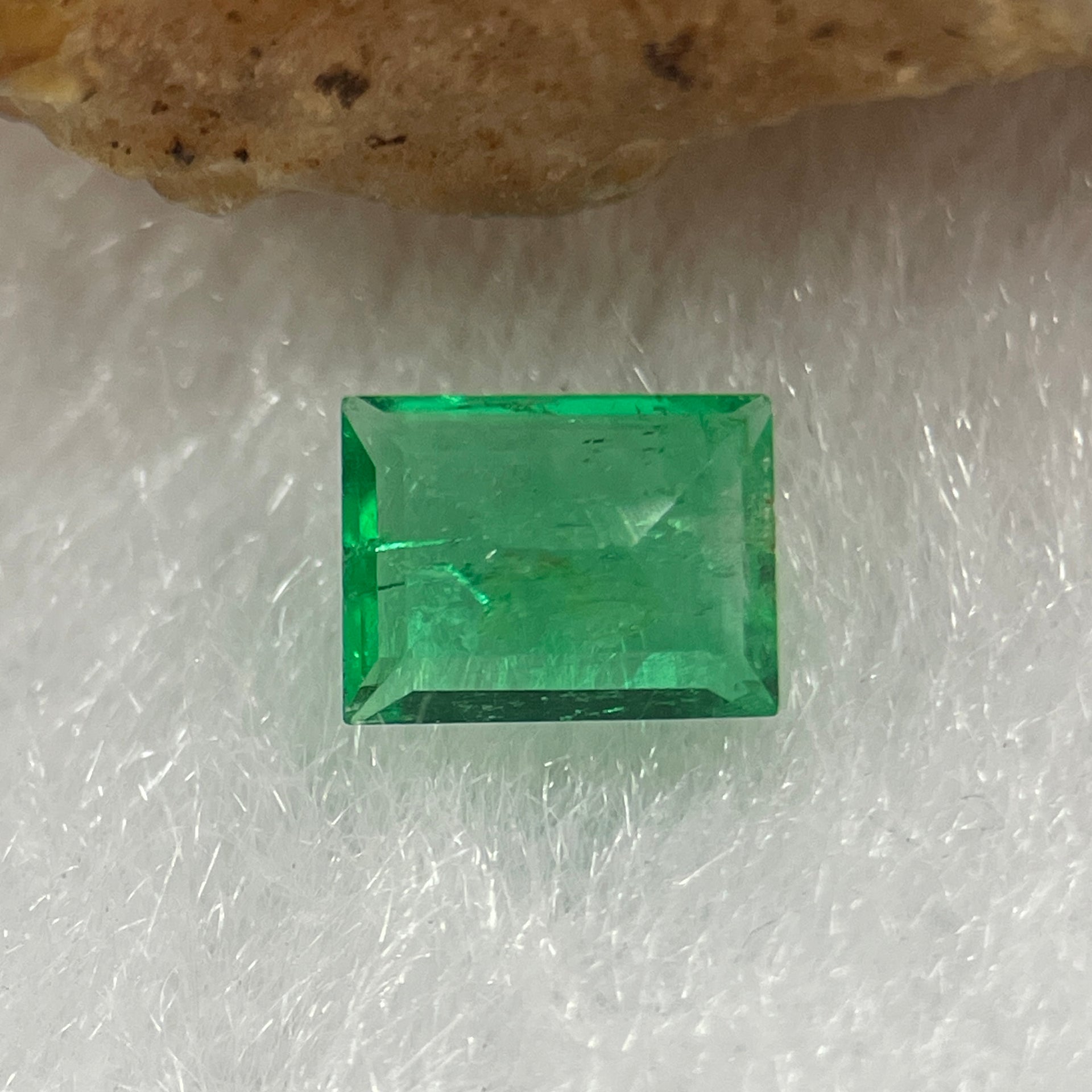 Natural Colombia Vivid Green Emerald (Beryl) Cut-Cornered Rectangular Step cut 0.39ct 5.3 by 4.1 by 2.1mm - Huangs Jadeite and Jewelry Pte Ltd