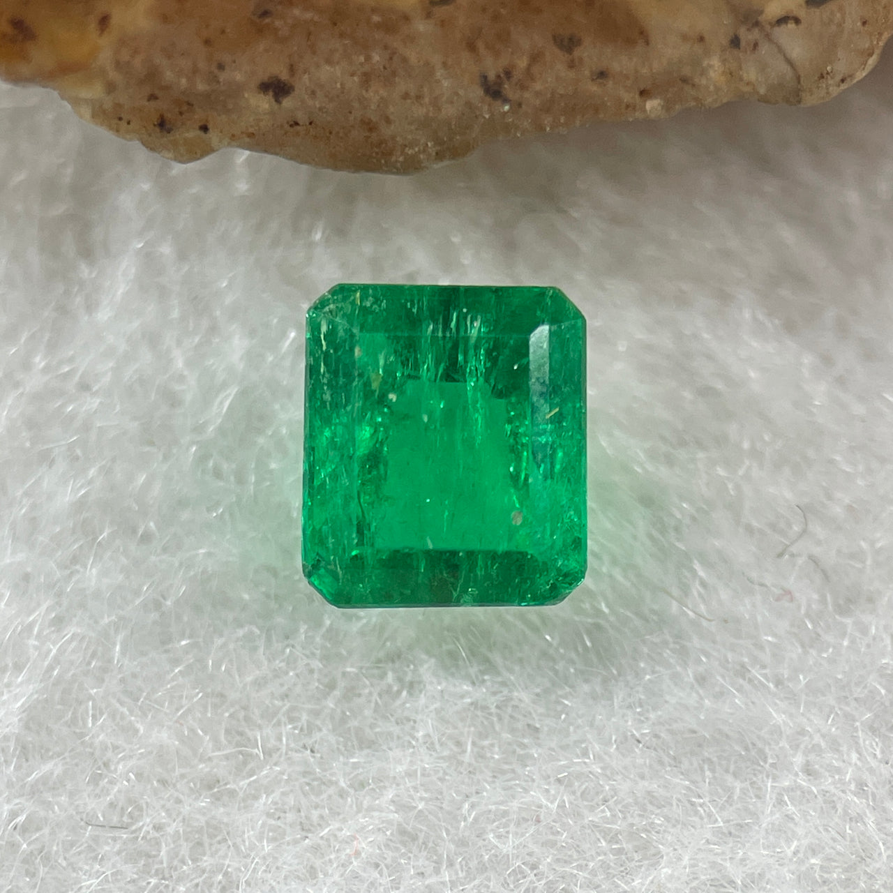 Natural Colombia Green Emerald (Beryl) Cut-Cornered Rectangular Step cut 0.93ct 6.1 by 5.3 by 3.8mm - Huangs Jadeite and Jewelry Pte Ltd