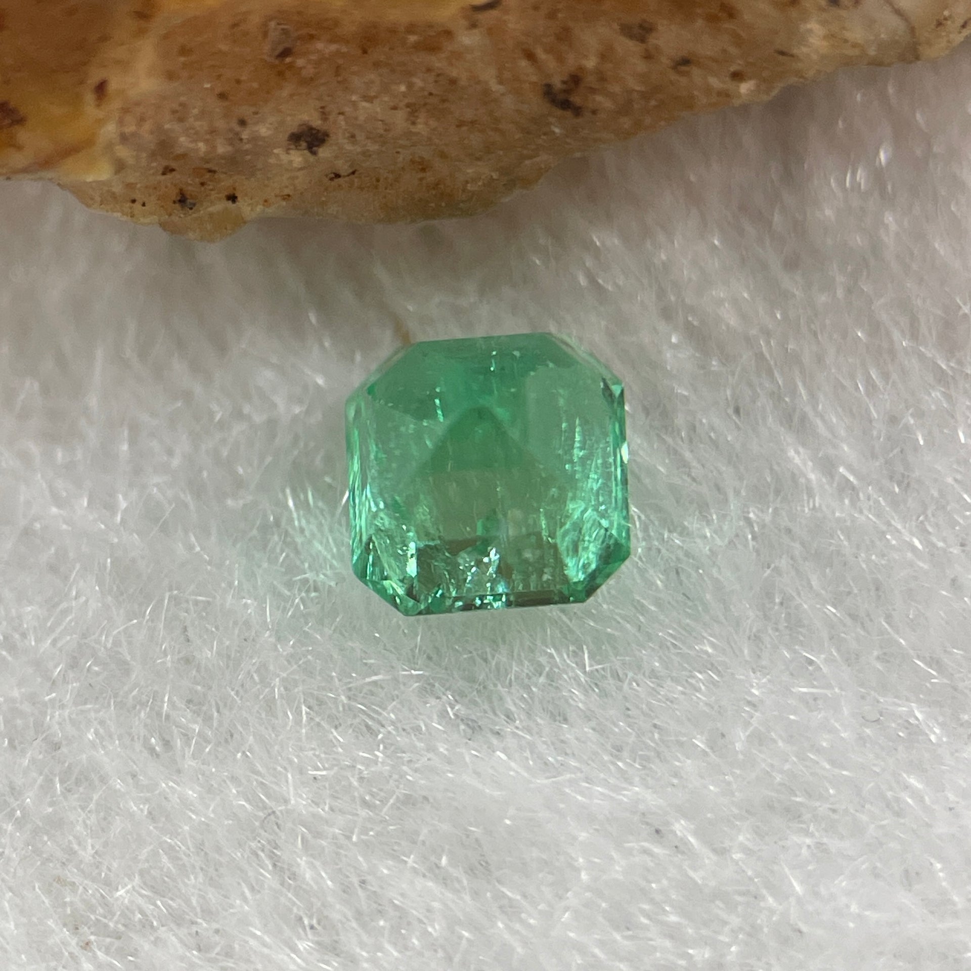 Natural Colombia Green Emerald (Beryl) Cut-Cornered Rectangular step cut 0.52ct 4.7 by 4.5 by 3.7mm - Huangs Jadeite and Jewelry Pte Ltd